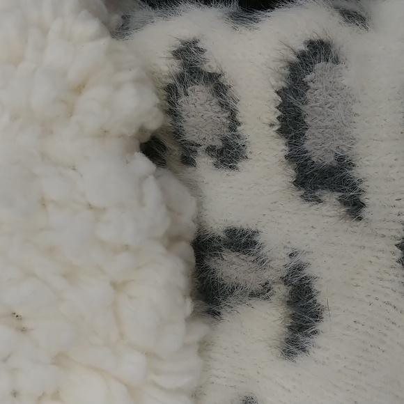 Muk Luks cabin socks - Picture 3 of 3